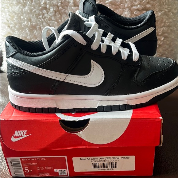 Nike Black and White Low-Top Sneakers - Picture 3 of 3